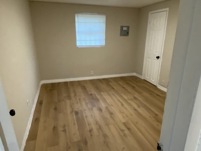 Building Photo - 1040 Line St