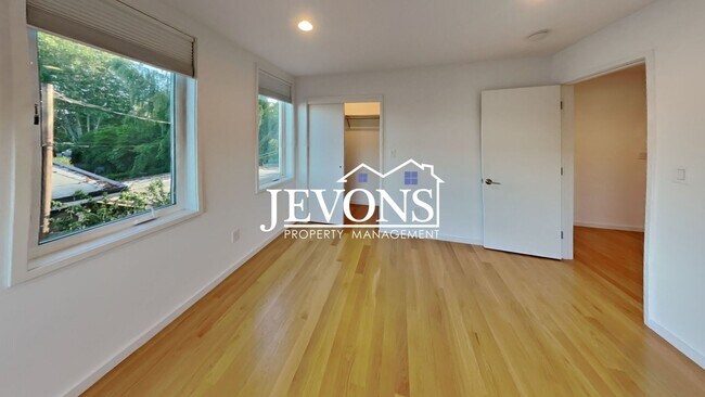 Building Photo - 5BR/4.5BA House in Seattle -- Available Now!