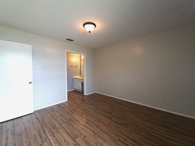 Building Photo - Get ready to fall in love with comfortable, carefree living at Courtyard Condominiums in Tyler, TX!