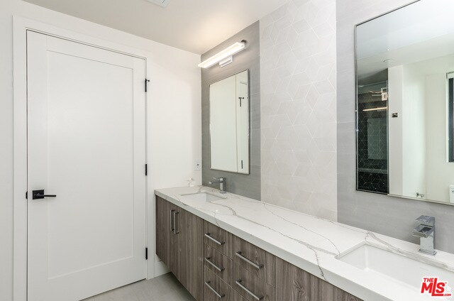 Building Photo - 105 N Doheny Dr
