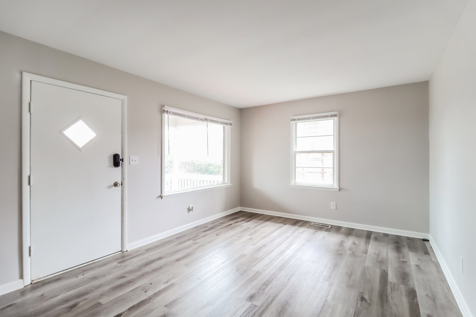 Building Photo - 25 10th Ave SW