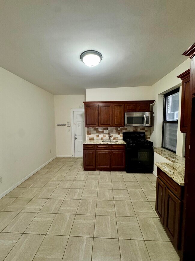 Building Photo - 250 Avenue B