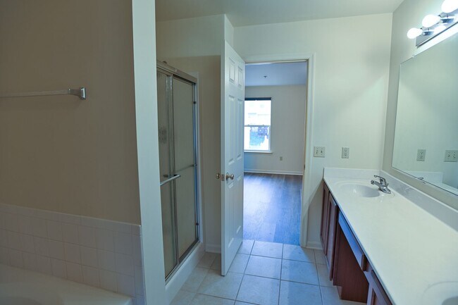 Building Photo - 3 Bedroom Single Family in Midtown with Pa...