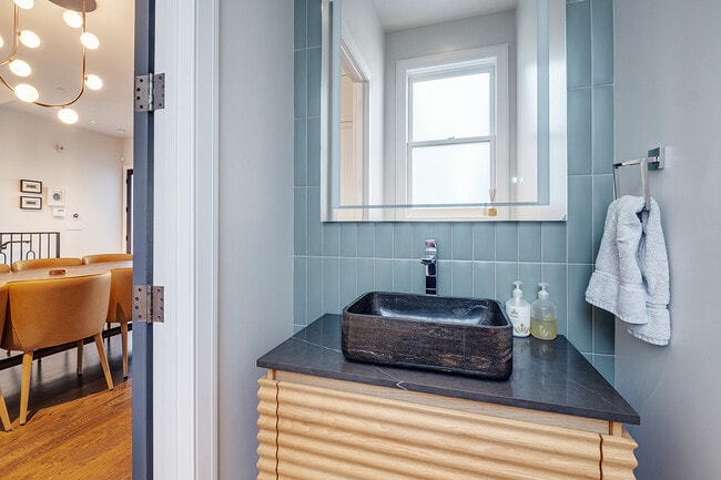 Building Photo - 463 Duncan St