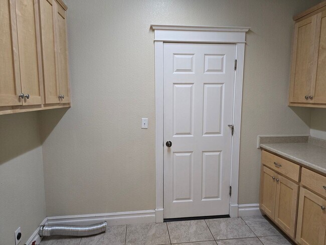 Building Photo - 105 Sterling Oaks Dr