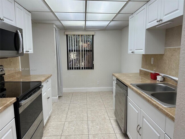 Building Photo - 400 Commodore Dr