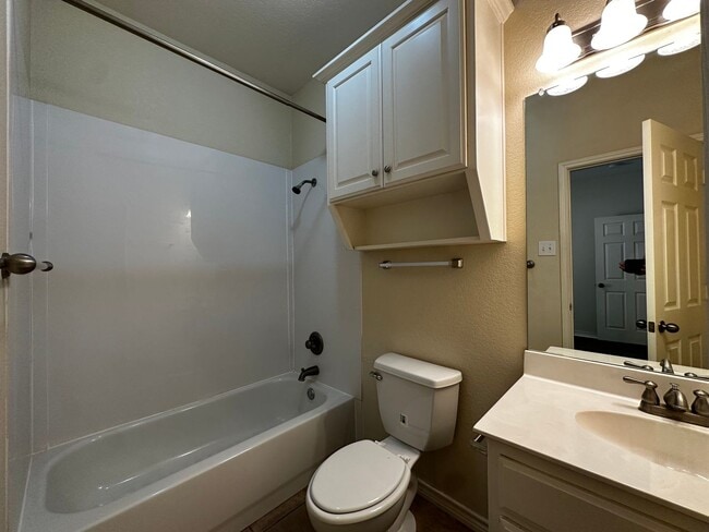 Building Photo - Spacious 5/4 House with Open Floor Plan Near Campus!