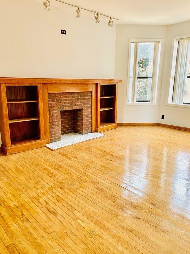 Building Photo - 6106 S Dorchester Ave
