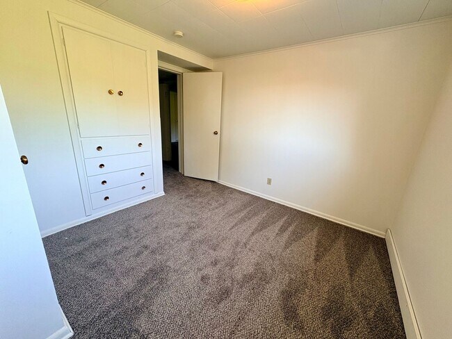 Building Photo - 5 Bed/1.5 Bath Beacon Hill Home with Gorgeous Views!