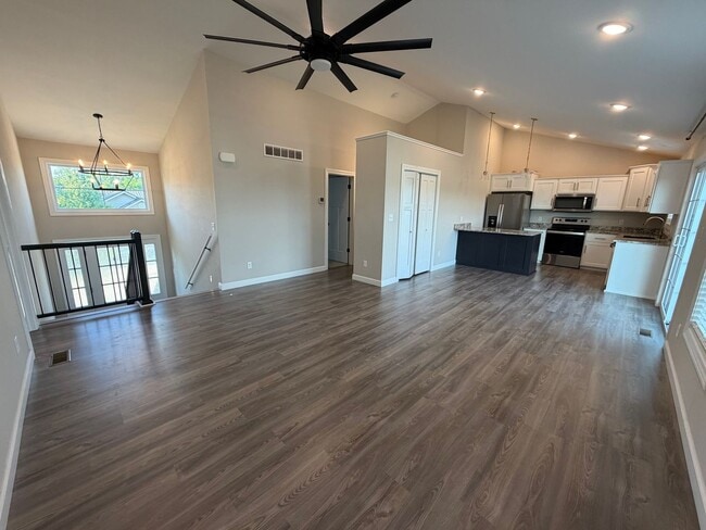 Building Photo - Beautiful 4/3 Ready May 1st!