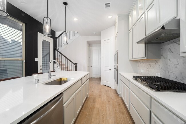 Building Photo - 16630 Lake Austin St