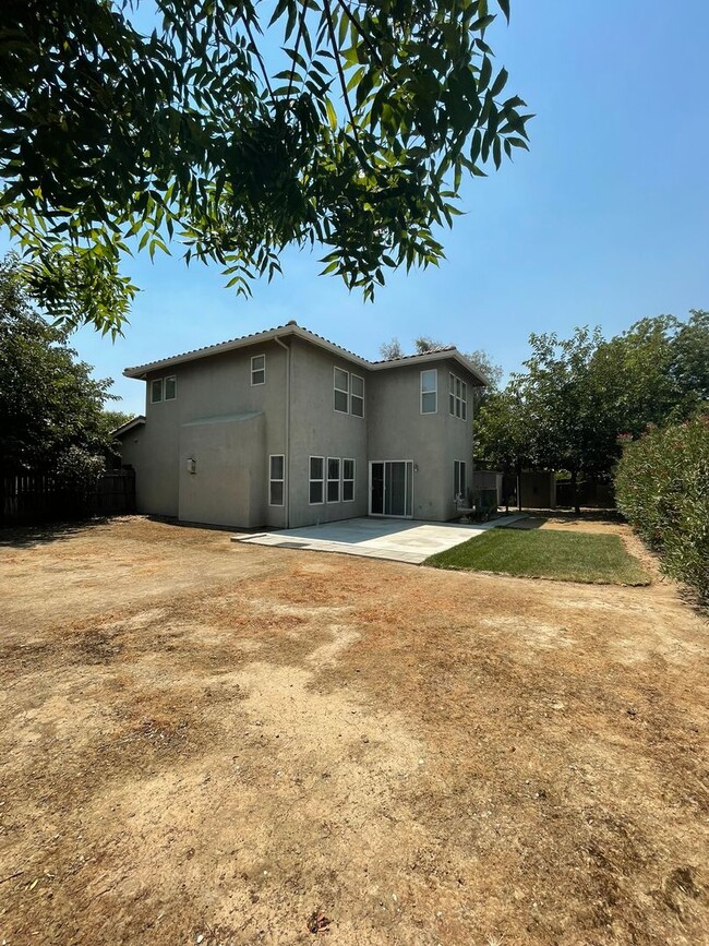 Building Photo - Spacious & Elegant 6-Bedroom, 3.5-Bath Hom...