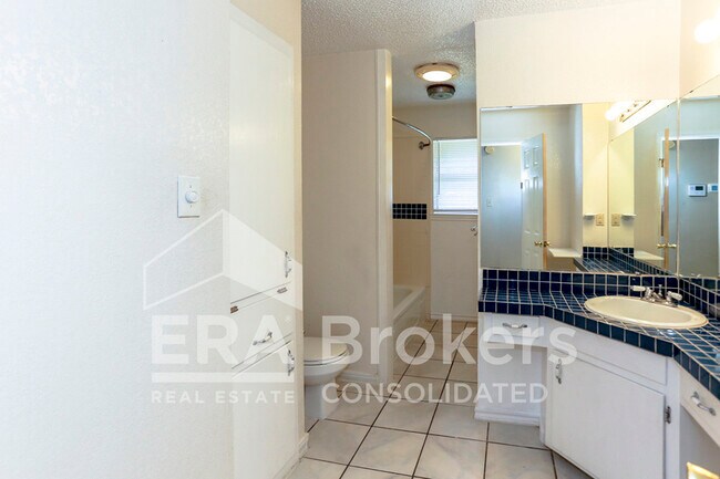 Building Photo - 1712 Sherman Dr