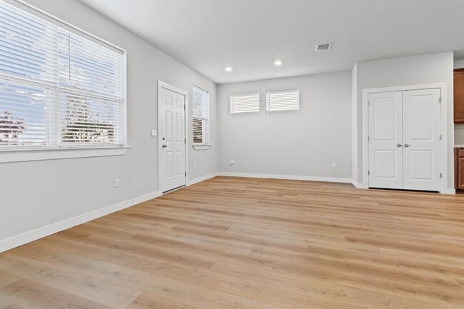 Building Photo - 7116 Silver Star Ln