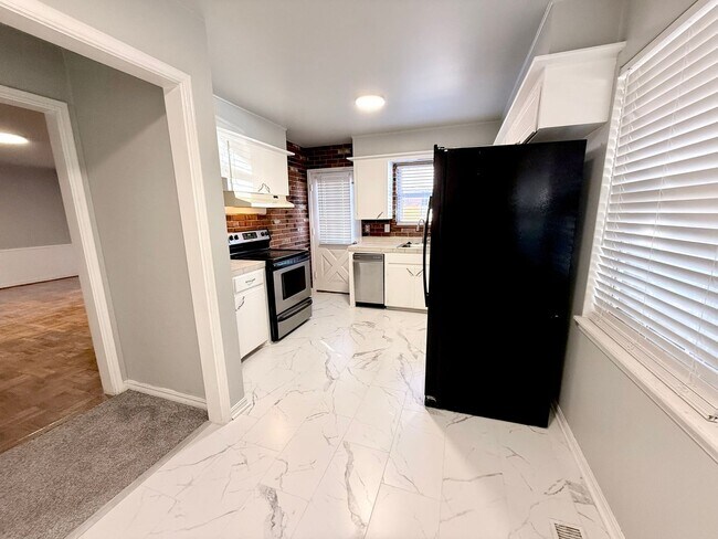 Building Photo - Charming 3 BD 1.5 BA w/ Bonus Room in the Village!!