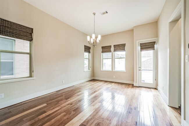 Building Photo - 5425 Hidalgo St