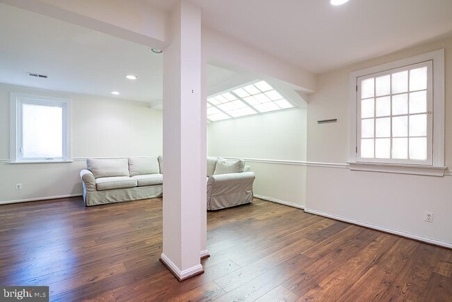 Building Photo - 3500 Hamlet Pl