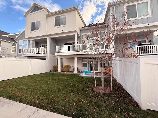 Building Photo - 9655 N Aaron Ave