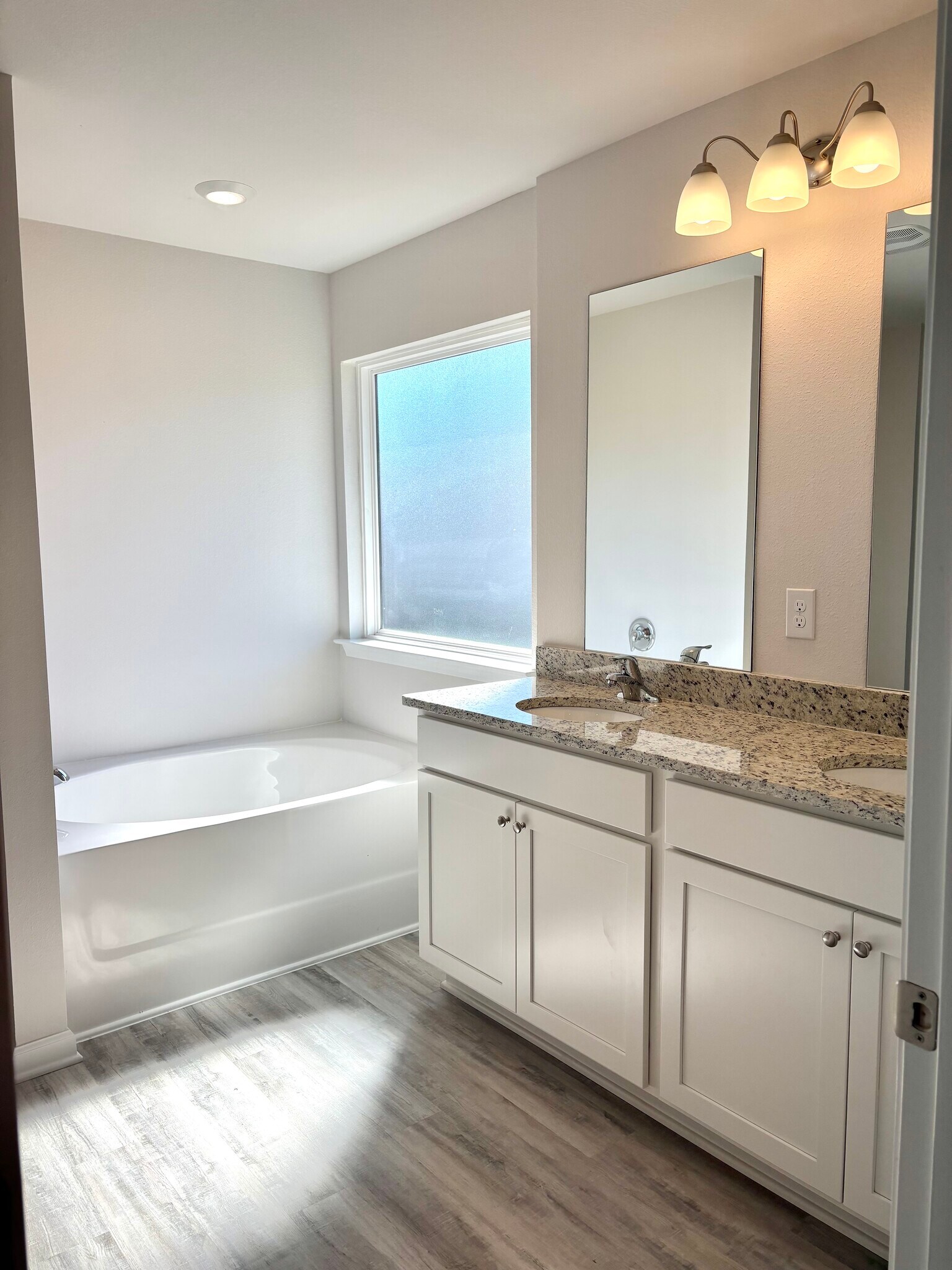 Building Photo - 293 Cades Ct