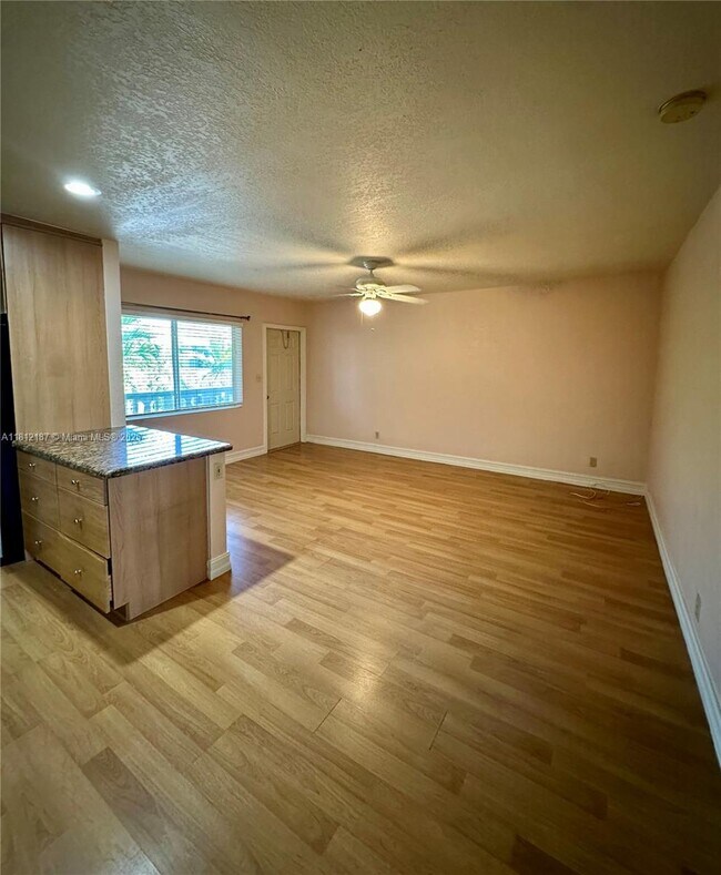 Building Photo - 1423 Holly Heights Dr