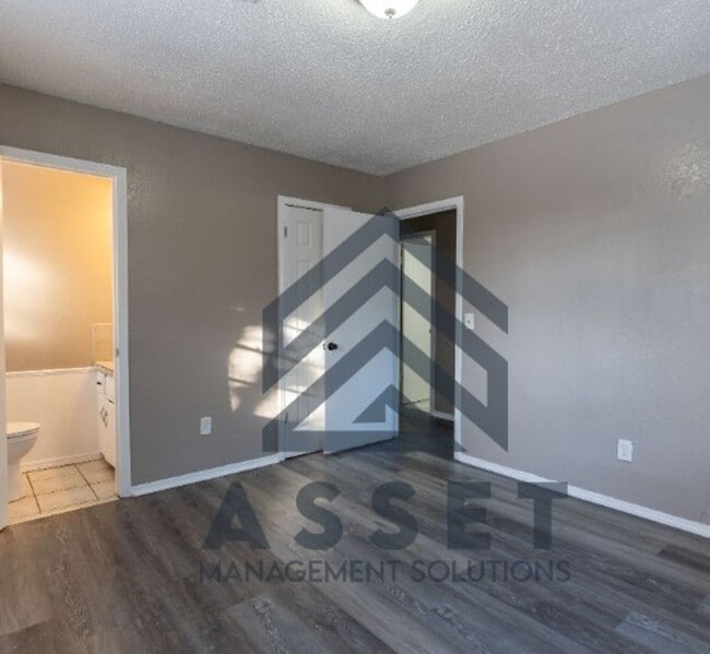 Building Photo - Spacious 5-Bedroom Home Near Tinker AFB and Local Parks