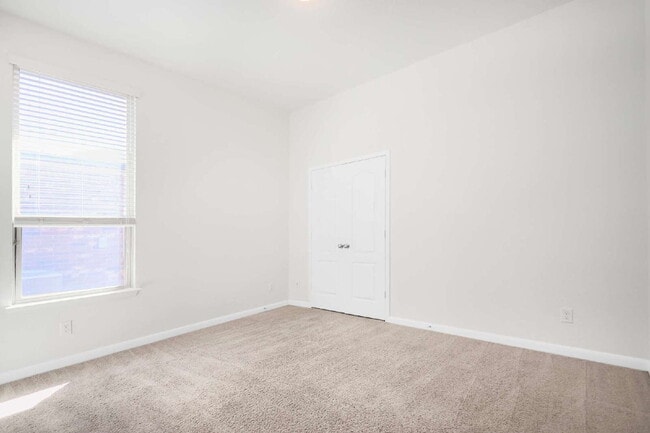 Building Photo - "Charming 3-Bedroom Oasis with 2 Baths in ...