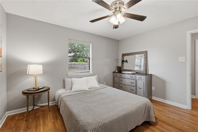 Building Photo - 3821 Brighton Dr