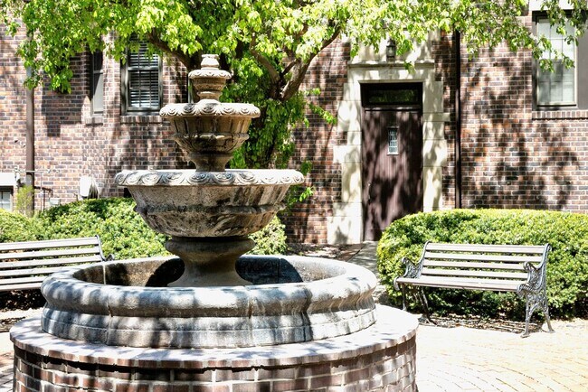 Building Photo - Spacious Two Bedroom Condo in Blackstone!
