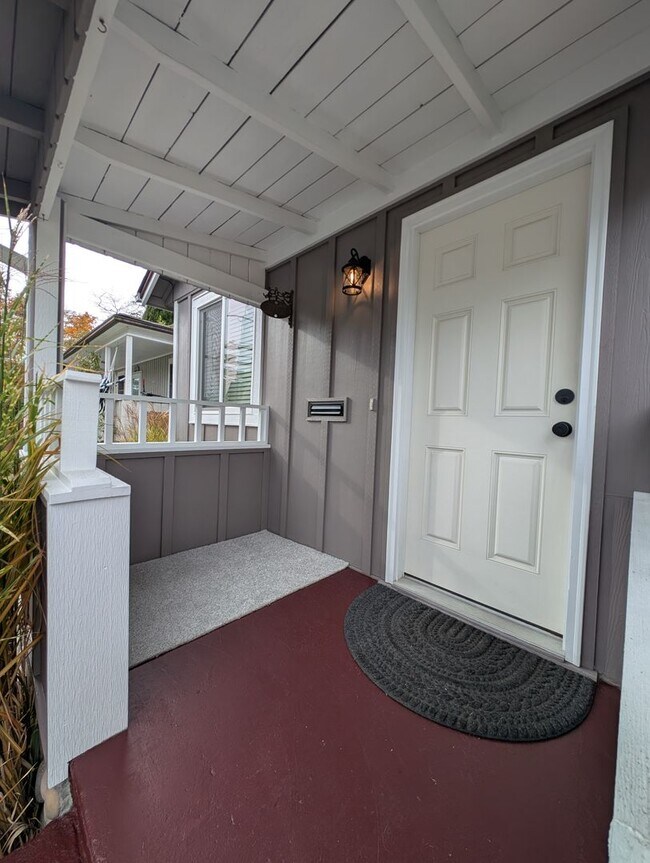 Building Photo - Easy Commute with Stunning Views!