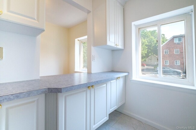 Building Photo - 838 Pelhamdale Ave