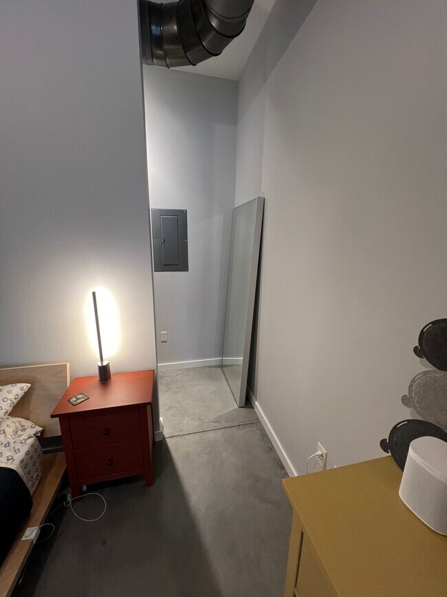 Building Photo - 2124 E 6th St