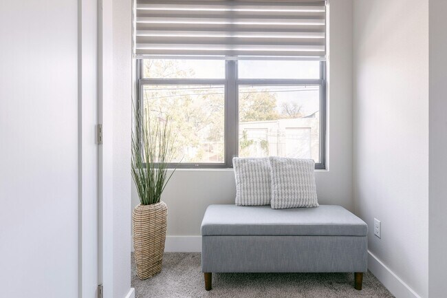 Building Photo - 203 Nogalitos St