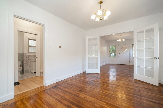 Building Photo - Spacious Two Story Albany Home Two Blocks ...