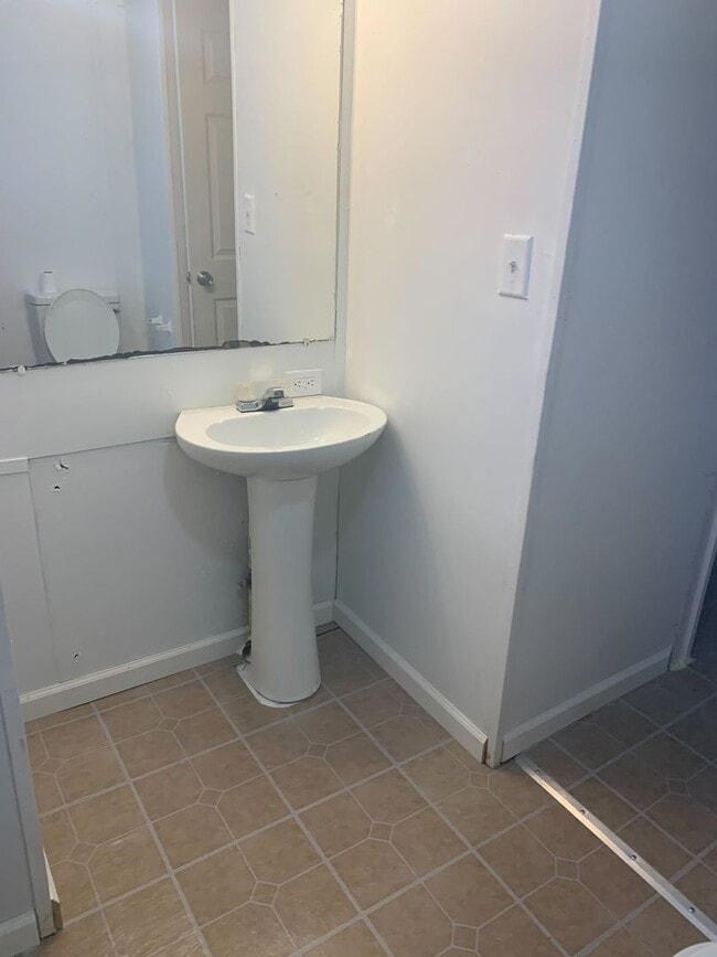 Building Photo - APPROVED SECTION 8 VOUCHERS ONLY! - 2 Bedr...