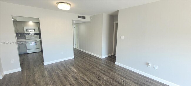 Building Photo - 18031 Biscayne Blvd