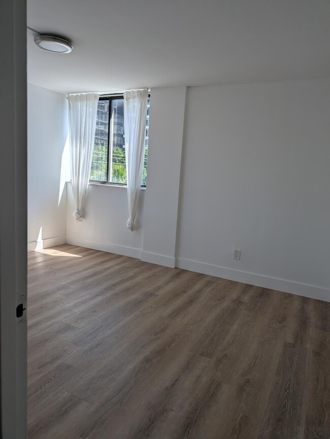 Building Photo - 2715 Tigertail Ave