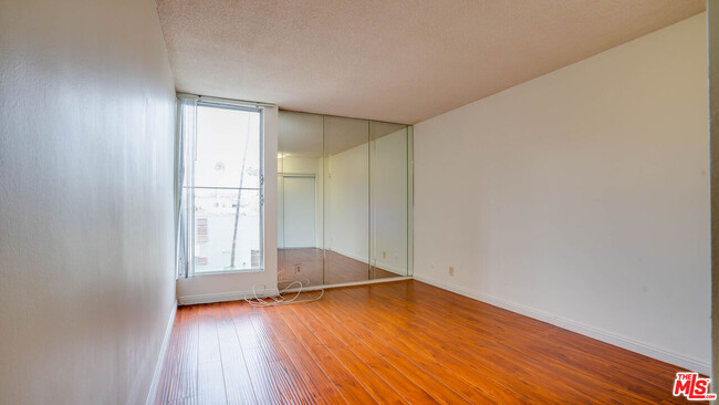 Building Photo - 425 S Kenmore Ave