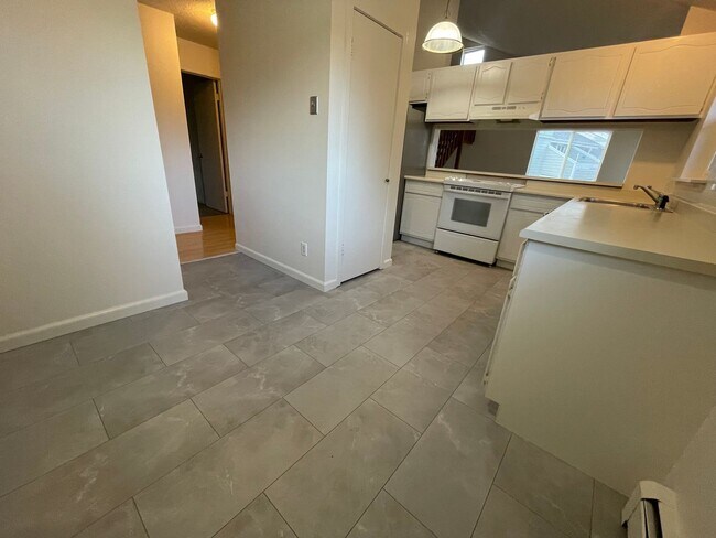 Building Photo - 2 bed 2 bath available now!