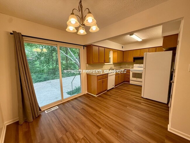Building Photo - Beautiful 2 Bedroom Duplex - Fresh & Clean!