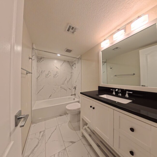 Building Photo - Modern style 2 Bed 2 bath Condo 1st Floor at The Lakes!