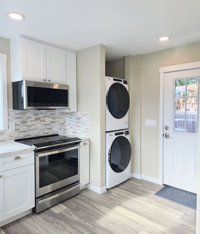 Building Photo - Newly Remodeled 2 Bedroom Home & ADU For R...