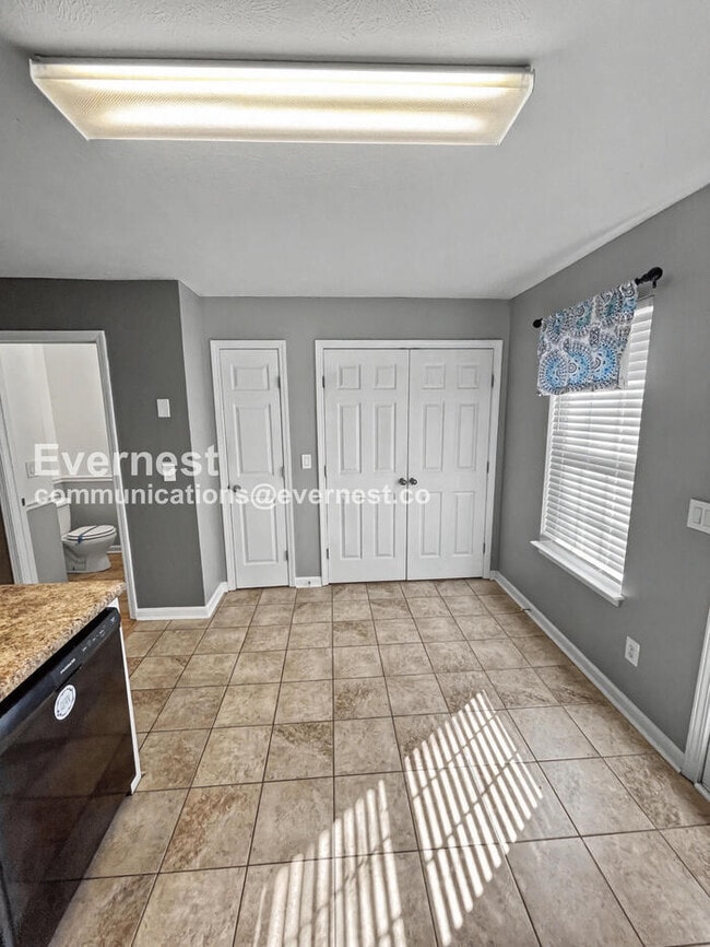 Building Photo - 142 Oak Valley Cir