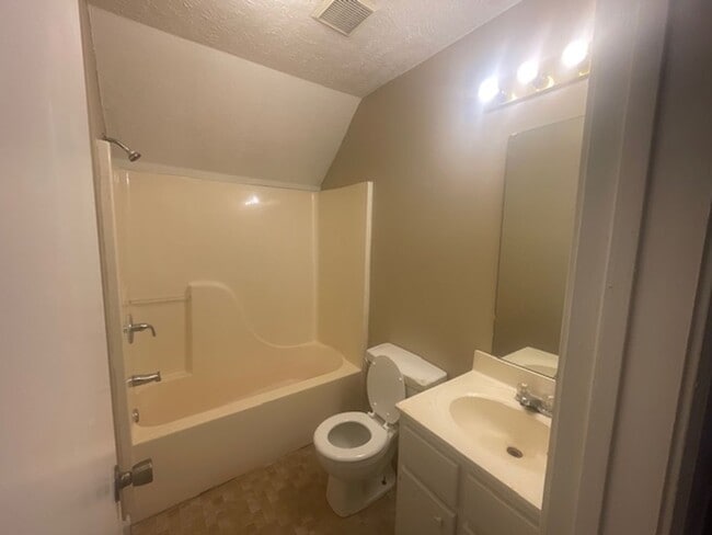 Building Photo - Renovated 3 Bedroom 2 Bath Home for Rent!