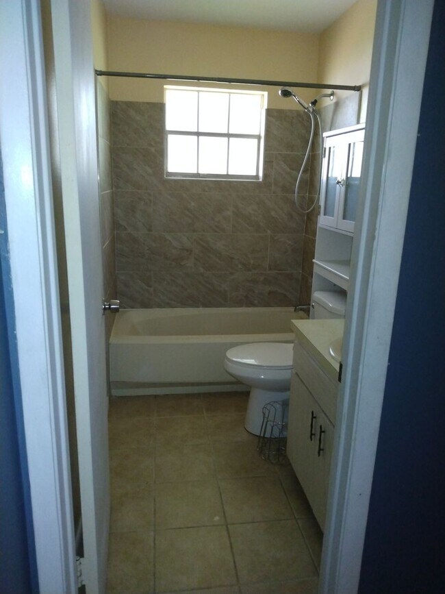 Building Photo - 2 bed 2 bath house for rent