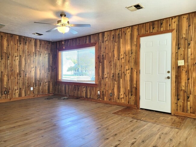 Building Photo - 111 E Marshall Dr