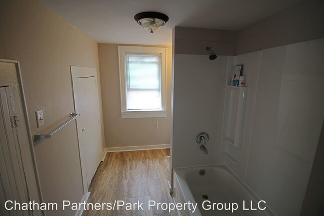 Building Photo - 321-323 Reeb Ave