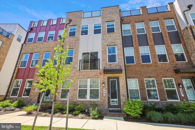 Building Photo - 909 Rockwell Ave