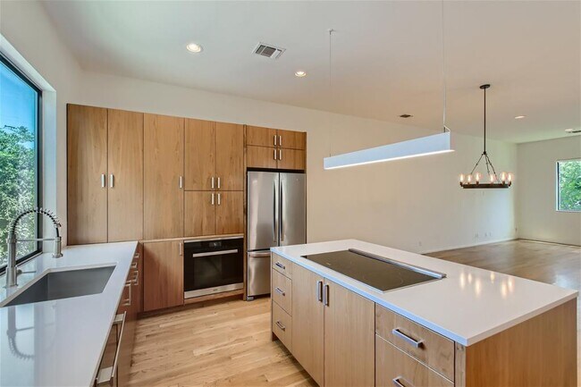 Building Photo - 707 Cardinal Ln