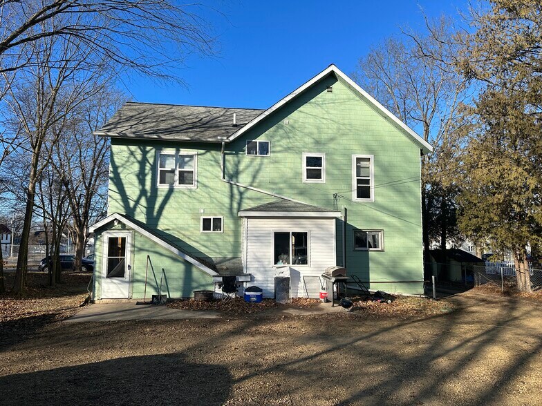Primary Photo - 814 10th St E