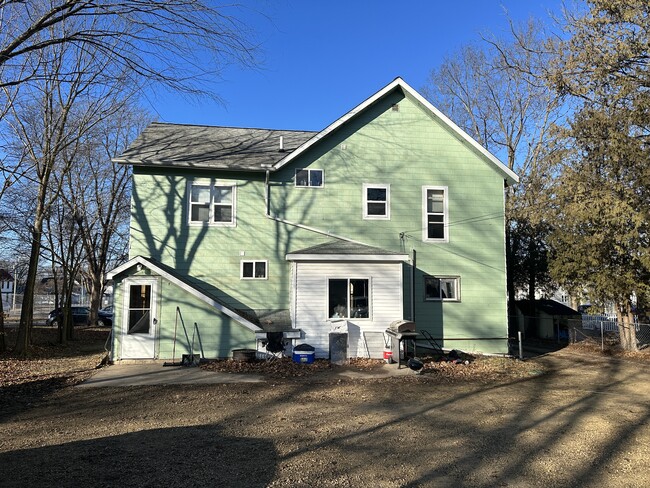 Building Photo - 814 10th St E